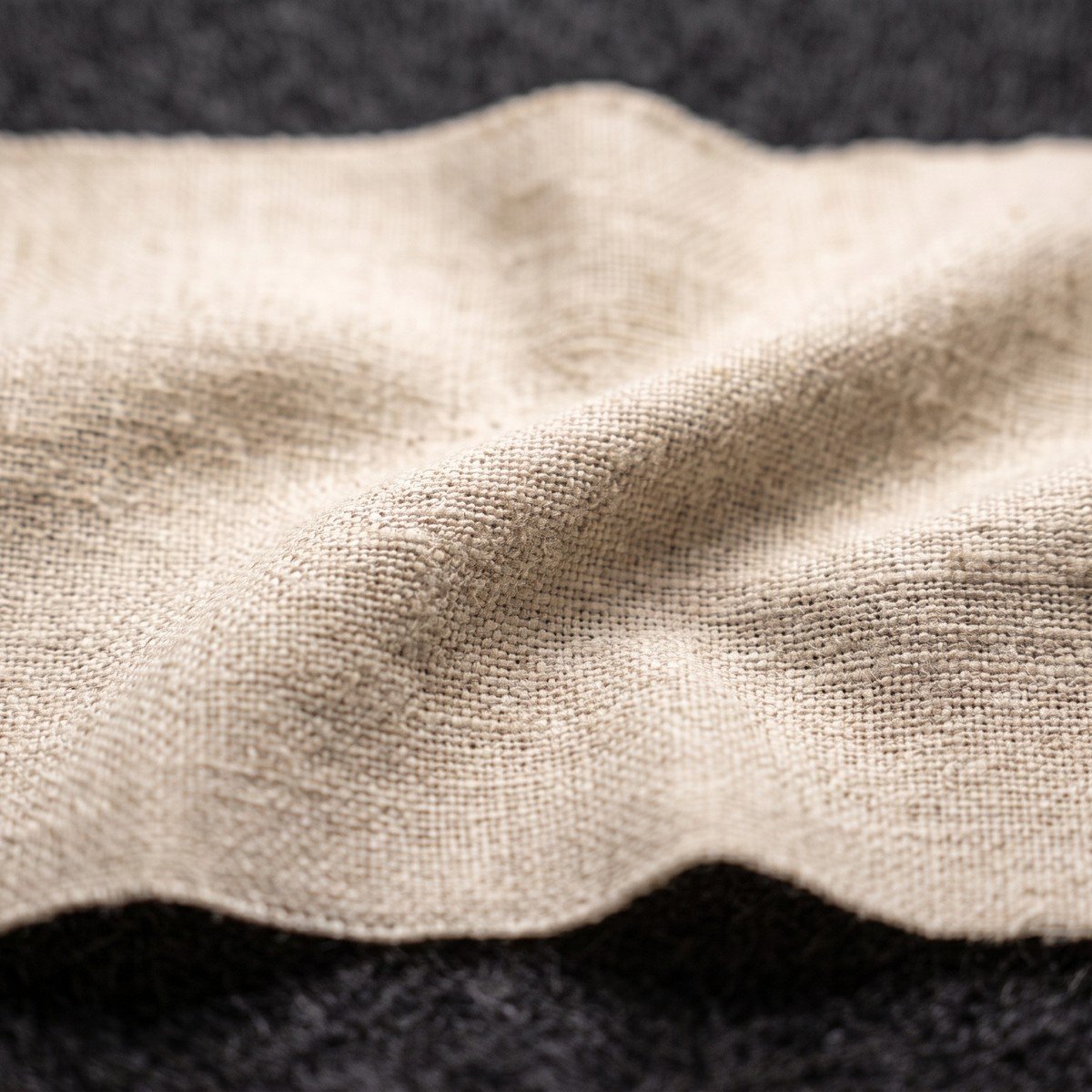 Textil de lino natural utilizado en interiorismo de reformas en Sevilla